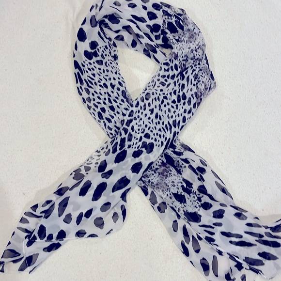 Beautiful Animal Print Black and White Wrap Around Shawl or Scarf One Size - Picture 2 of 5